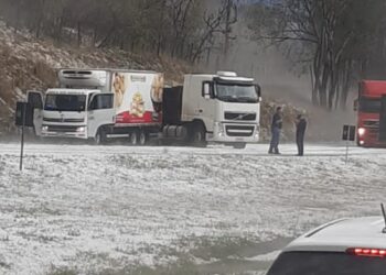 Vídeo: rodovia fica coberta de granizo no Sul de Minas