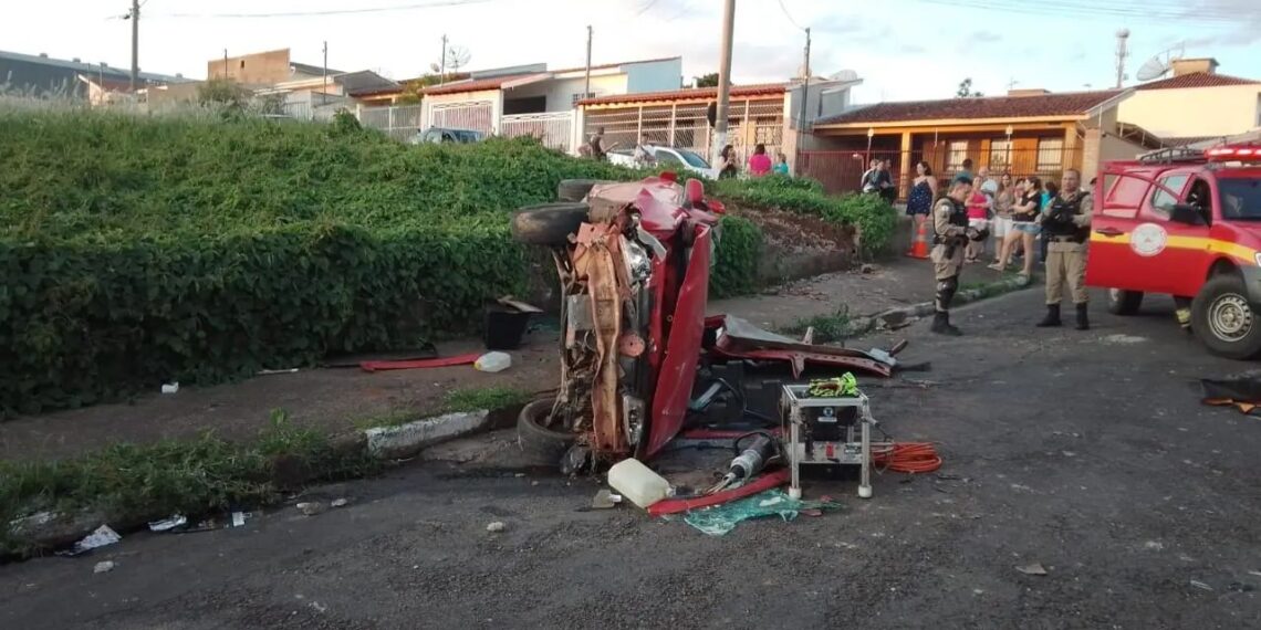 Carro fica irreconhecível após capotamento no Sul de Minas