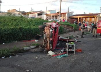 Carro fica irreconhecível após capotamento no Sul de Minas