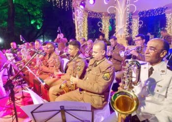 Banda da Polícia Militar atrai grande público durante apresentação em praça de Poços de Caldas