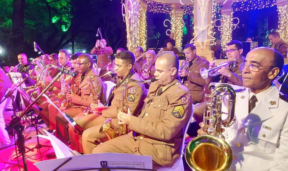 Banda da Polícia Militar atrai grande público durante apresentação em praça de Poços de Caldas