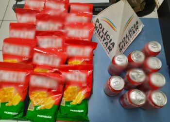 Homem é preso após furtar salgadinhos e refrigerantes em Poços
