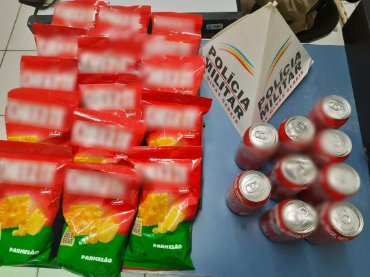 Homem é preso após furtar salgadinhos e refrigerantes em Poços