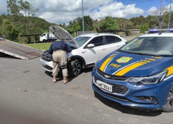 Carro roubado no Rio de Janeiro é recuperado pela PRF em Poços de Caldas