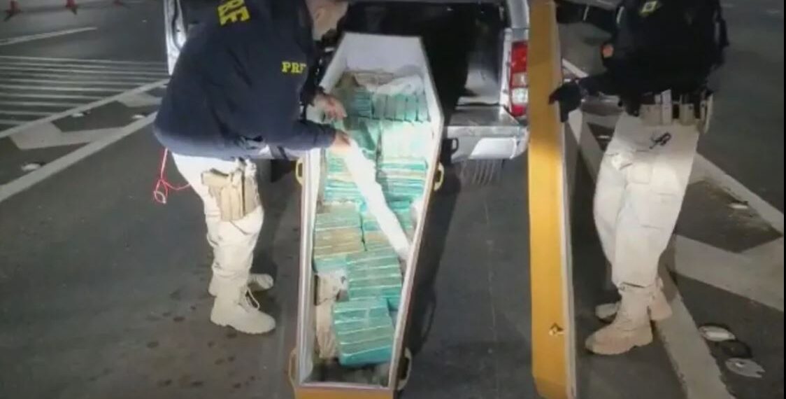 PRF apreende 50 kg de crack em caixão funerário na Fernão Dias