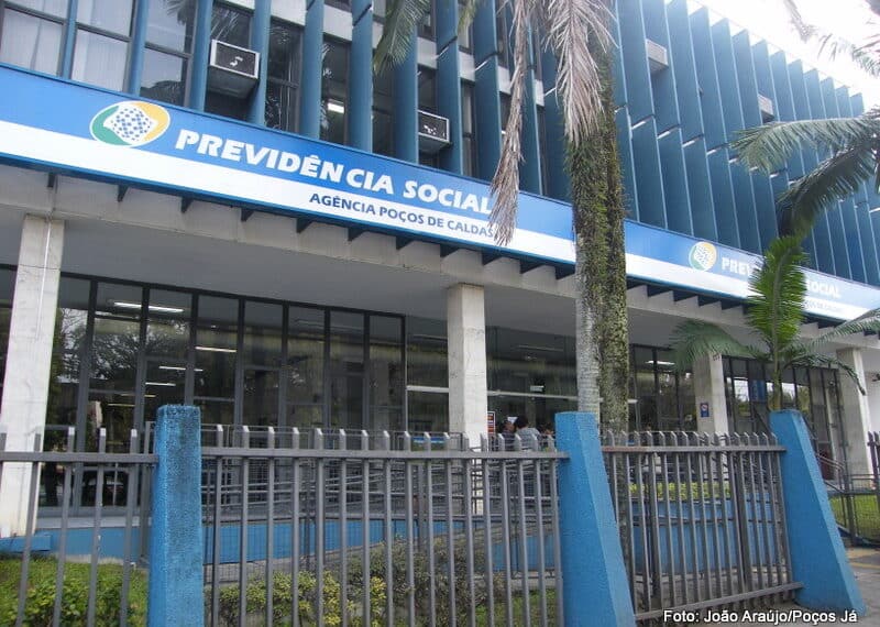 PM prende suspeito flagrado em cima do telhado da agência do INSS de Poços de Caldas