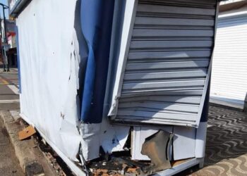 Motorista atinge banca de jornal e foge em Poços