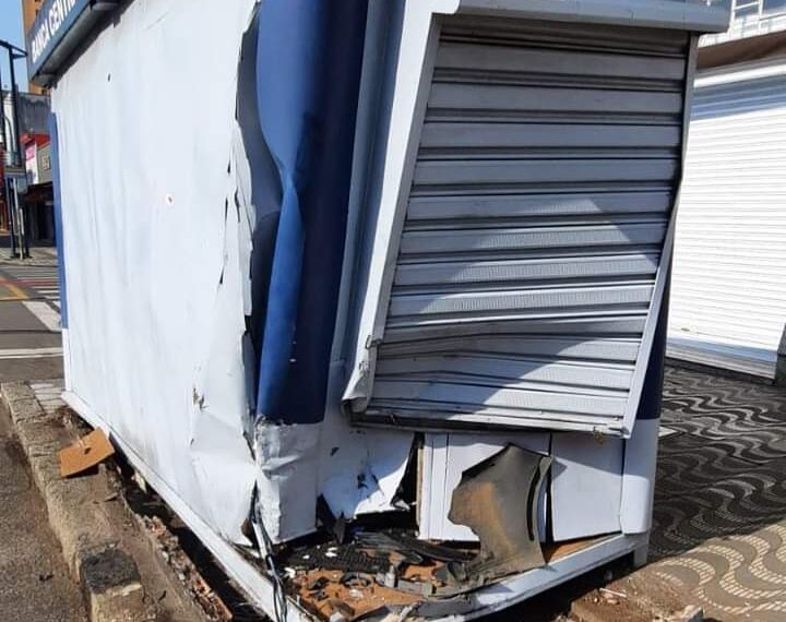 Motorista atinge banca de jornal e foge em Poços