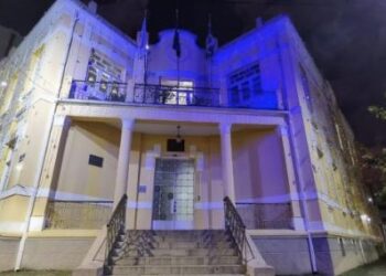 Prefeitura e Cristo de Poços de Caldas recebem iluminação azul em alusão ao novembro azul