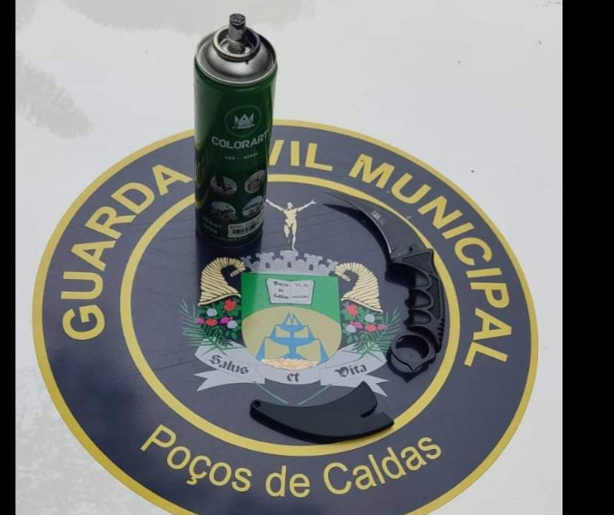 Adolescentes são apreendidos após pichação em Poços de Caldas