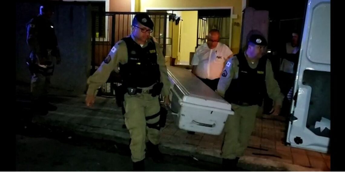 Estudante é morto a facadas após república ser invadida por três homens em Poços