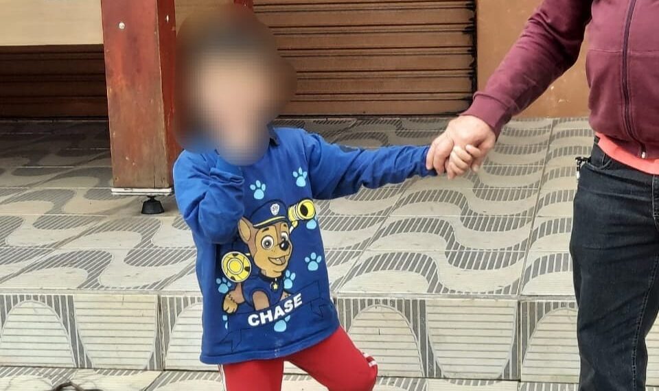 Menino encontrado perdido pela terceira vez é entregue a família em Poços de Caldas
