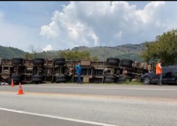 Caminhão tomba na BR-459 em Caldas