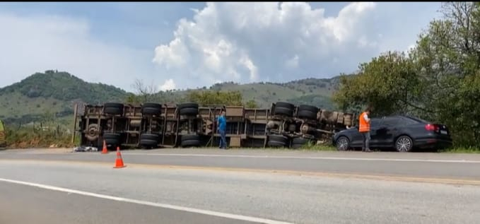 Caminhão tomba na BR-459 em Caldas
