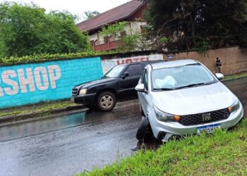 Motorista de aplicativo sofre acidente ao desviar de veículo em Poços