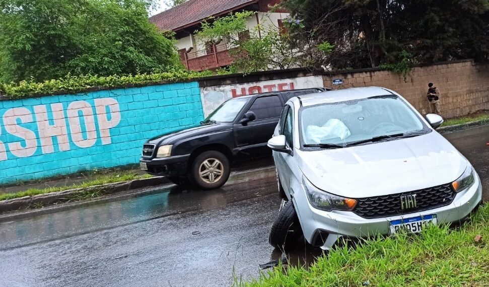 Motorista de aplicativo sofre acidente ao desviar de veículo em Poços