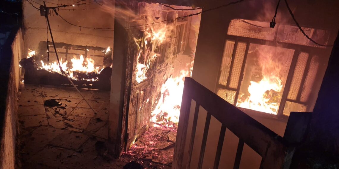 Homem provoca incêndio na casa da namorada após discussão em Poços
