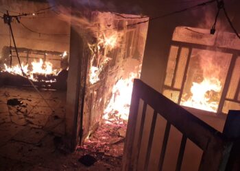 Homem provoca incêndio na casa da namorada após discussão em Poços