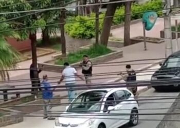 PM atira com arma de choque em homem que cometeu desacato e fugiu de blitz em Poços