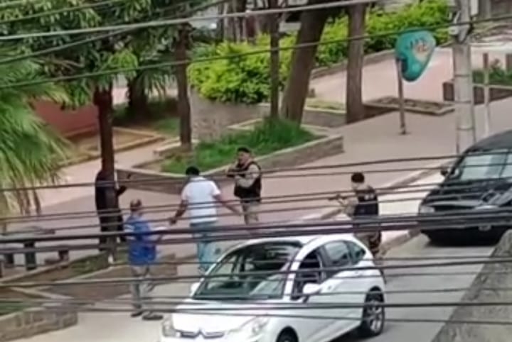 PM atira com arma de choque em homem que cometeu desacato e fugiu de blitz em Poços