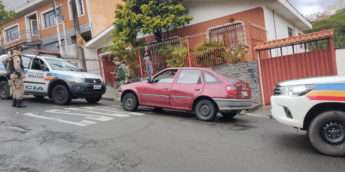 Polícia Militar recupera carro furtado e prende dois suspeitos em Poços de Caldas