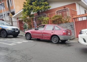 Polícia Militar recupera carro furtado e prende dois suspeitos em Poços de Caldas