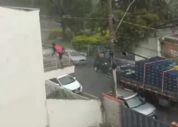VÍDEO | Moradores flagram homem invadindo casa em Poços de Caldas