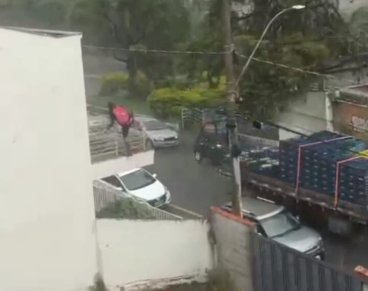 VÍDEO | Moradores flagram homem invadindo casa em Poços de Caldas