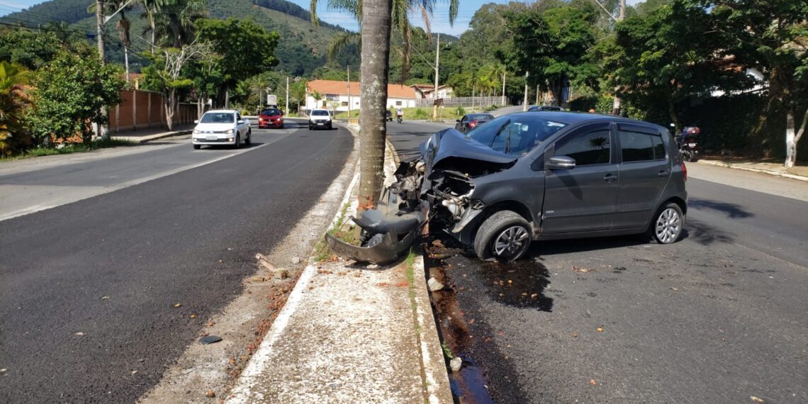 Motorista fica ferido em acidente na zona Oeste de Poços de Caldas