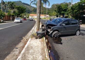 Motorista fica ferido em acidente na zona Oeste de Poços de Caldas