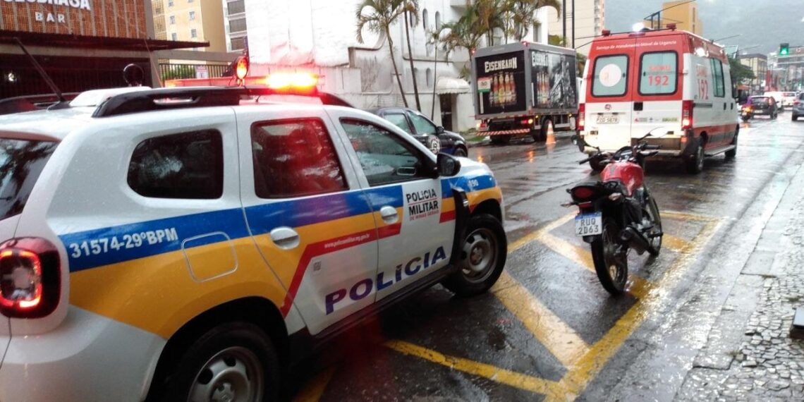 Idosa é atropelada por moto no Centro de Poços de Caldas