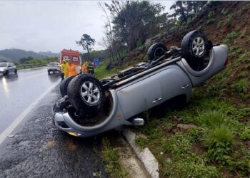 Acidente envolvendo três veículos é registrado na BR-146 em Poços de Caldas