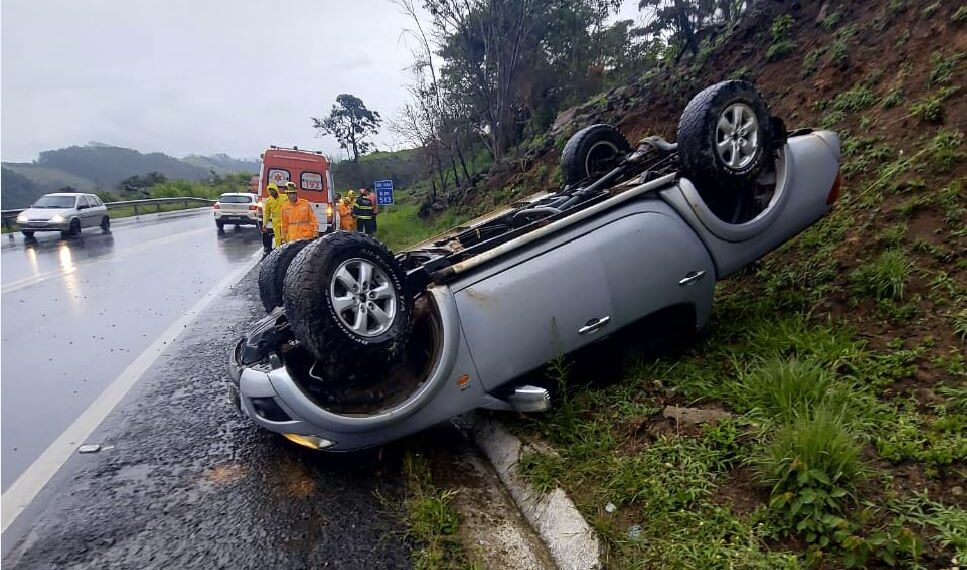 Acidente envolvendo três veículos é registrado na BR-146 em Poços de Caldas