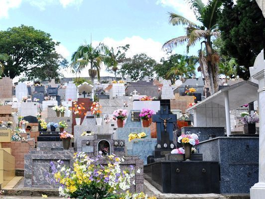 Cemitério tem horário especial no Dia de Finados em Poços