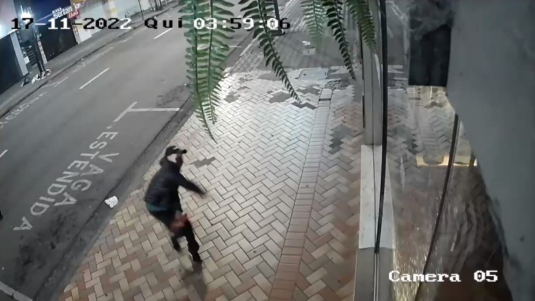 Vídeo: loja tem mais de R$ 15 mil em prejuízo após furto em Poços de Caldas