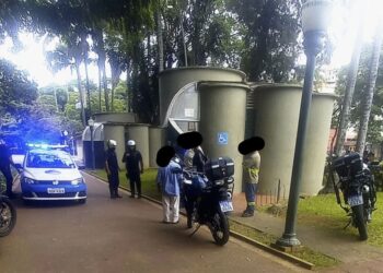 Homem é preso após ser flagrado se masturbando em banheiro público