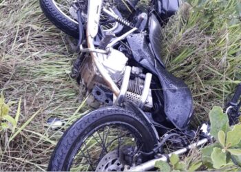 PM encontra moto em matagal, dono é localizado e diz que deixou veículo no local para buscar atendimento médico após queda