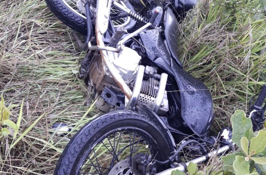 PM encontra moto em matagal, dono é localizado e diz que deixou veículo no local para buscar atendimento médico após queda