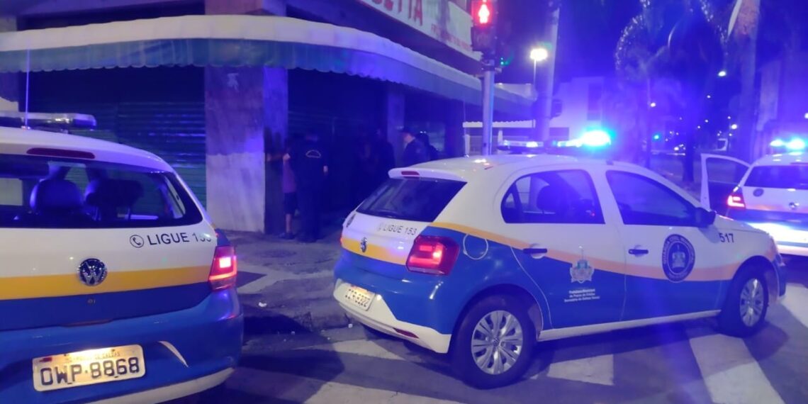 Dupla é presa após tentar furtar enfeites natalinos em Poços