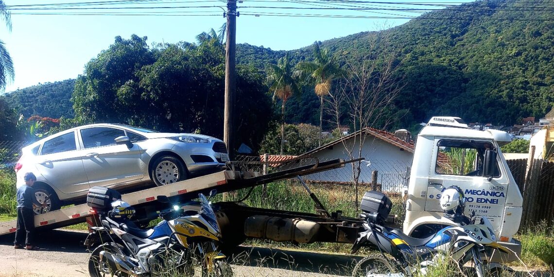 Guarda Municipal recupera veículo furtado em Poços
