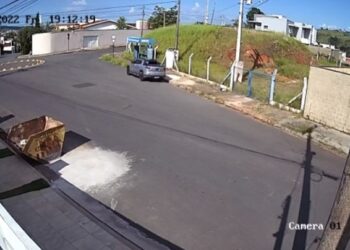 Vídeo: Homem passa mal e bate caminhonete de cliente em muro de residência