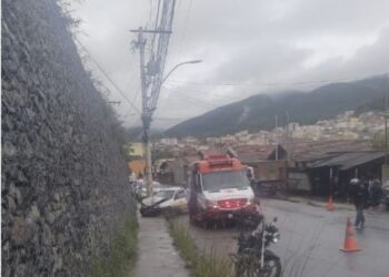 Motorista embriagado bate em poste em Poços de Caldas