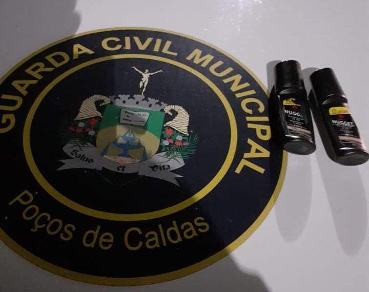 Adolescentes são flagradas pichando Secretaria de Serviços Públicos em Poços