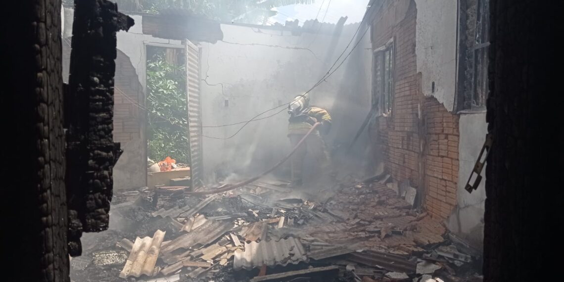 Bombeiros combatem incêndio em casa em Poços