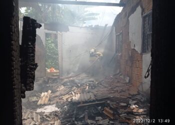 Bombeiros combatem incêndio em casa em Poços