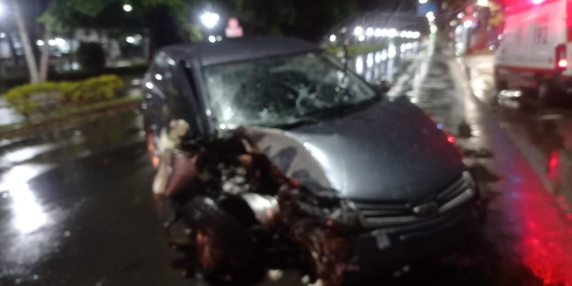 Motorista bate lateral do carro em poste em Poços