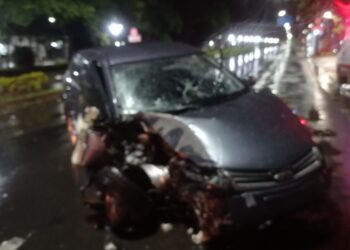 Motorista bate lateral do carro em poste em Poços