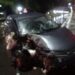Motorista bate lateral do carro em poste em Poços