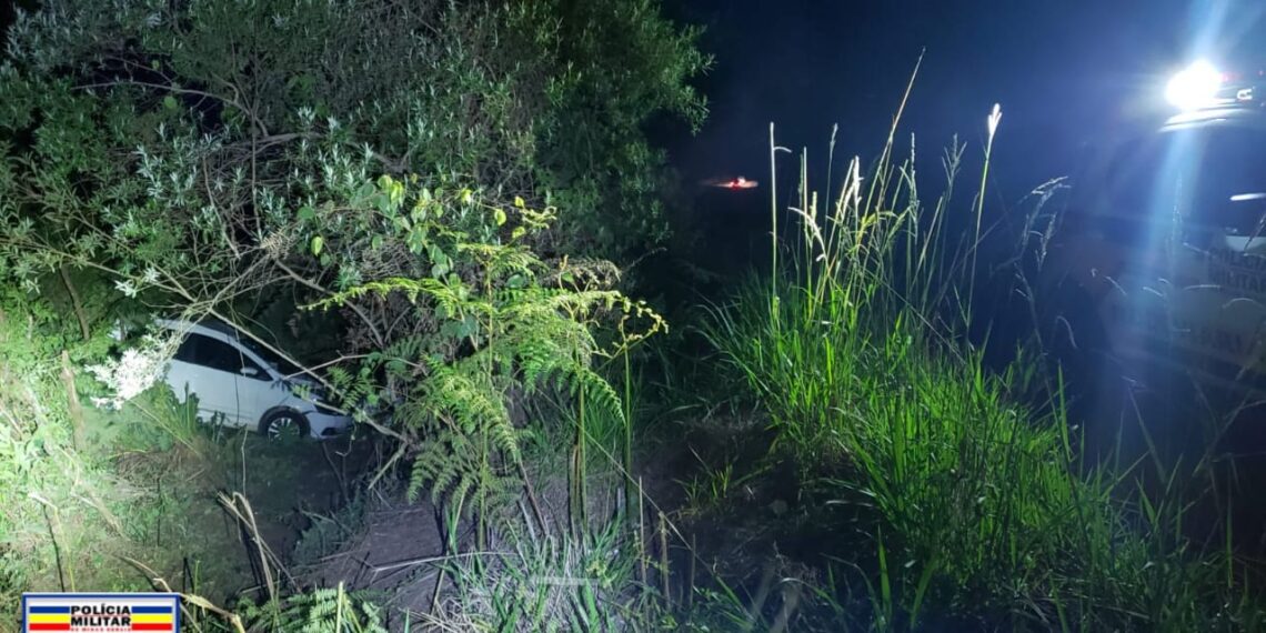 Carro cai em ribanceira em Poços de Caldas