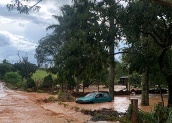 Muros desabam e carro é arrastado por enxurrada